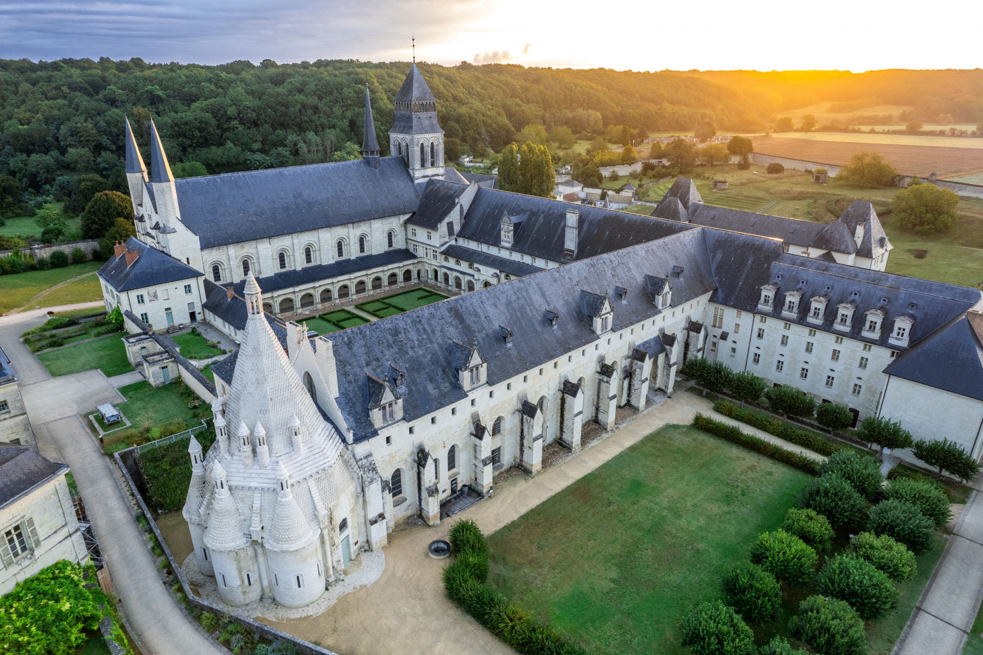 abbaye-royale-de-fontevraud-drone-kreazim-2853751